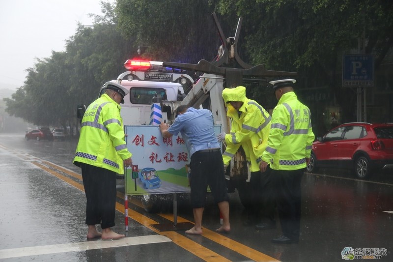 “创文攻坚”风雨无阻.jpg