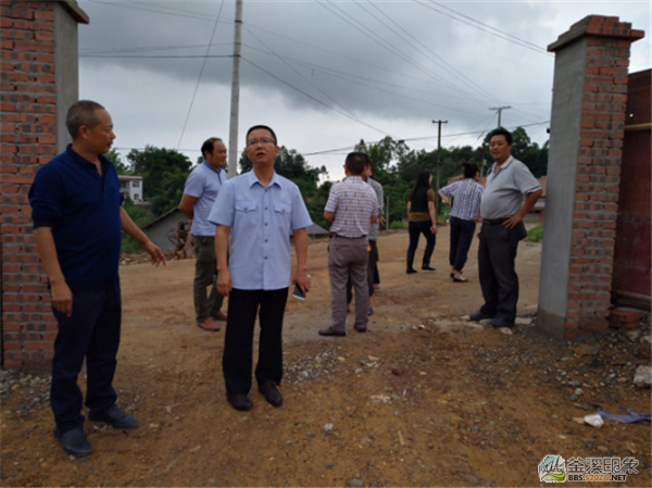 党组会开到贫困村，扶贫款解决紧急难2.png